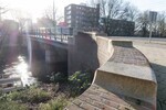 Een van de getrapte muurtjes aan de noordzijde van de brug.
              <br/>
              Marcel Westhoff, januari 2016